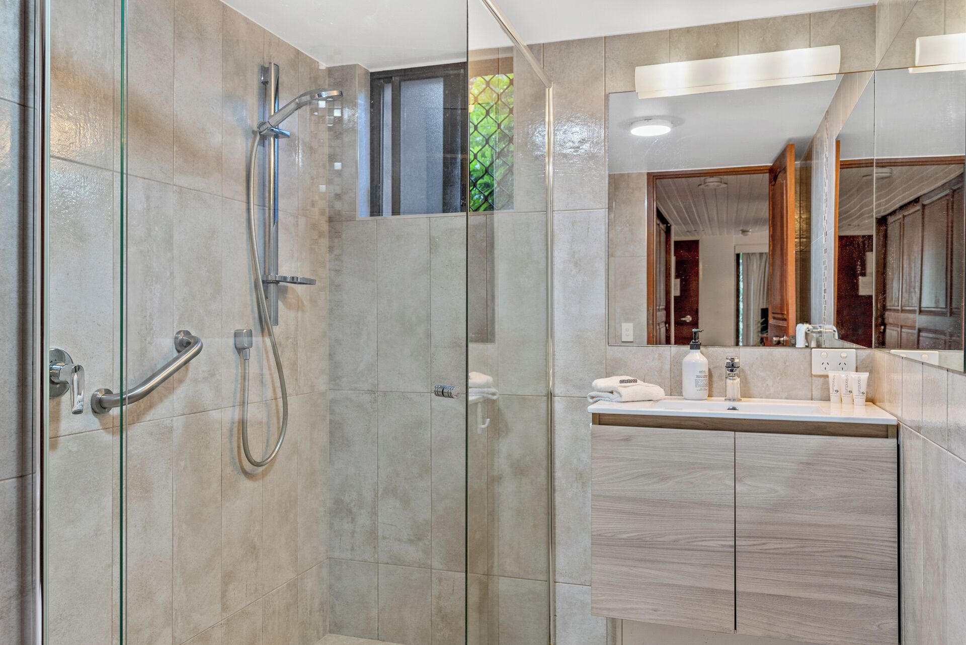 Een douche, een haardroger, handdoeken