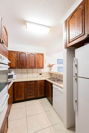 Kylskåp, mikrovågsugn, ugn och spishäll