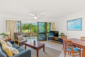 Smart TV - Fuller Holidays - Beachfront Unit in Town with Pool (Byron Bay)