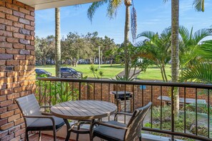 Outdoor dining - Fuller Holidays - Beachfront Unit in Town with Pool (Byron Bay)