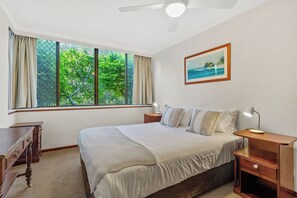 1 bedroom, iron/ironing board, WiFi, bed sheets - Fuller Holidays - Beachfront Unit in Town with Pool (Byron Bay)