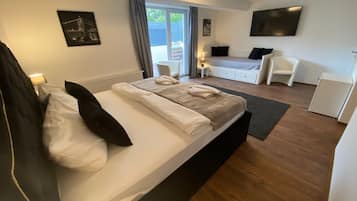 4 bedrooms, desk, iron/ironing board, travel crib