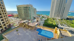 4 outdoor pools, pool umbrellas, pool loungers