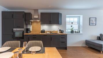 Een koelkast, een oven, een kookplaat, een vaatwasser