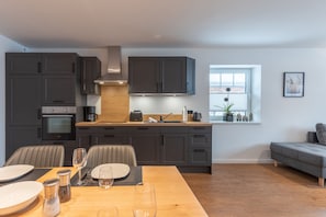 Fridge, oven, stovetop, dishwasher