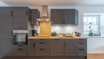 Fridge, oven, stovetop, dishwasher