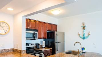 Geladeira, micro-ondas, fogão, cooktop