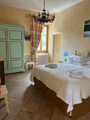 3 chambres, coffres-forts dans les chambres, fer et planche à repasser