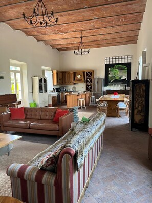 TV connectée, cheminée, table de tennis de table, livres