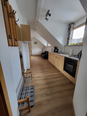 Kühlschrank, Herdplatte, Wasserkocher mit Kaffee-/Teezubehör