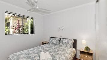 2 soverom, strykejern/-brett og sengetøy