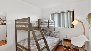 2 عدّة غرف نوم ومكواة/لوح كي وملاءات أسرّة