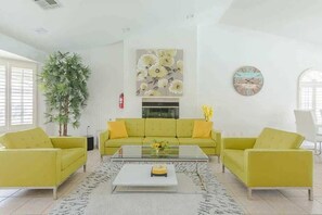 テレビ、暖炉、書斎 / ワークスペース