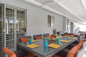 屋外ダイニングエリア