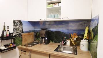 Kühlschrank, Ofen, Herdplatte, Wasserkocher mit Kaffee-/Teezubehör