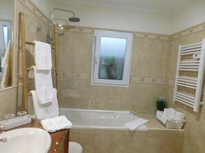Een douche, een haardroger, een bidet, handdoeken