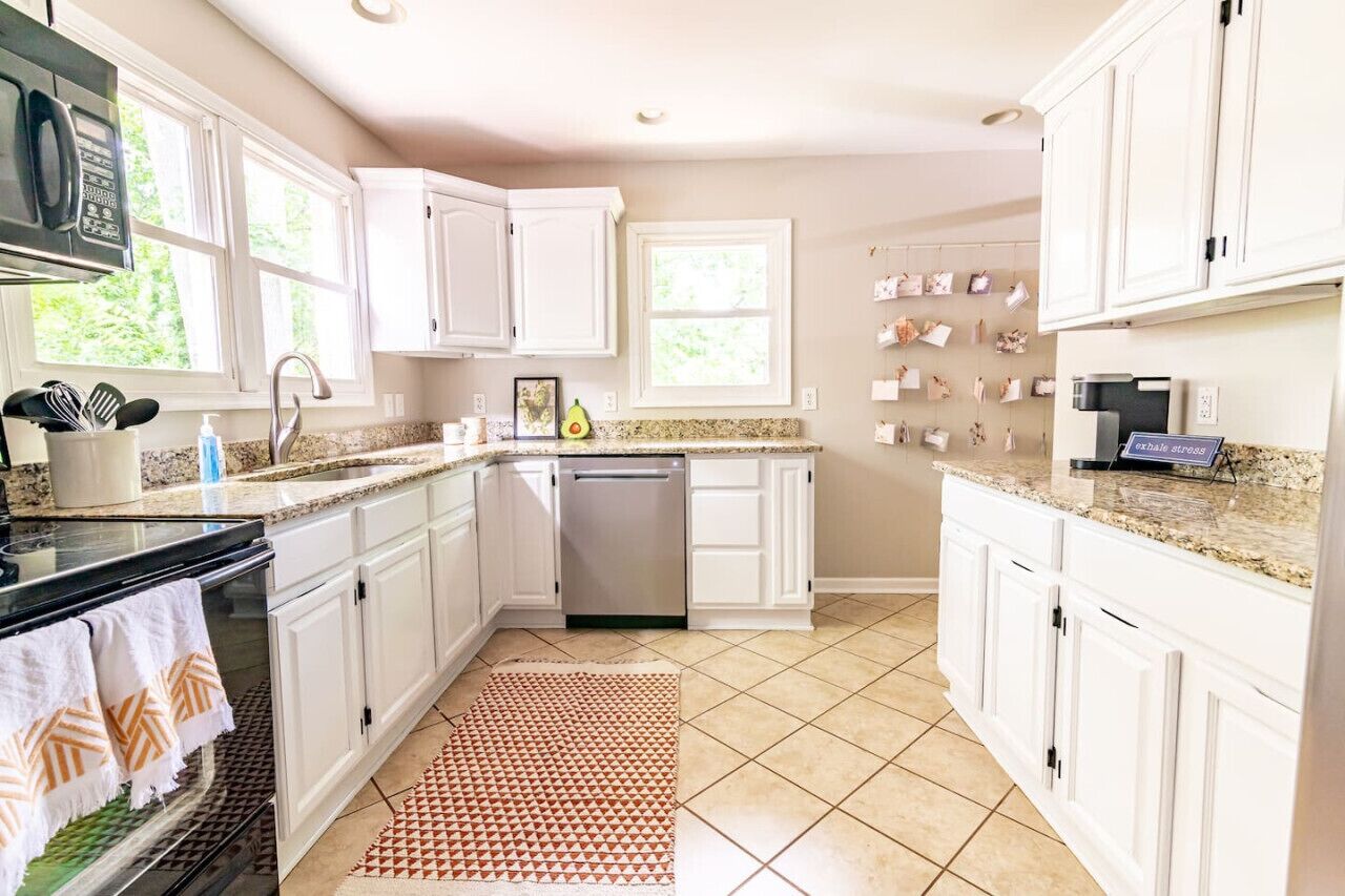 Spacious 3 BR House w/ Private Patio, Free Parking