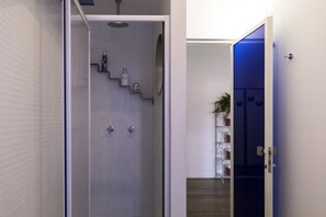 Departamento urbano | Baño | Regadera, regadera con hidromasaje, secadora de cabello, bidet 