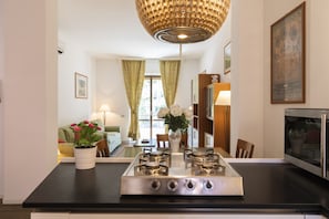 Appartement Ville | Cuisine privée | Réfrigérateur grande capacité avec congélateur, four à micro-ondes