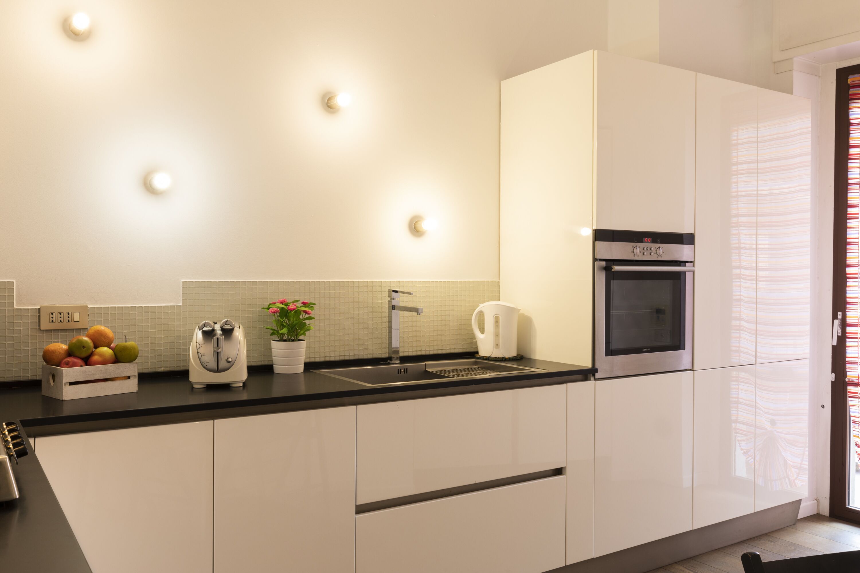 City Apartment | Private kitchen | Full-size fridge, microwave, oven, stovetop