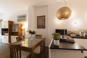Appartement Ville | Aire de séjour | Téléviseur à écran plat de 42 po avec télévision numérique, téléviseur