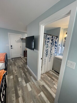 Comfort Double Room | Bathroom | Shower, hair dryer, bathrobes, towels - The Homestead (Palisade)