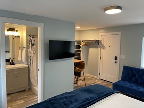 Comfort kamer | Luxe beddengoed, donsdekens, bedden met traagschuimmatrassen, een bureau