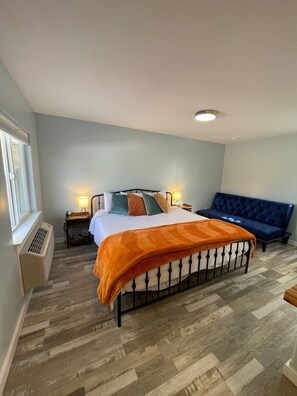 Comfort Room | Premium bedding, down duvets, memory-foam beds, desk - The Homestead (Palisade)