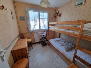 4 bedrooms, in-room safe, iron/ironing board, travel crib