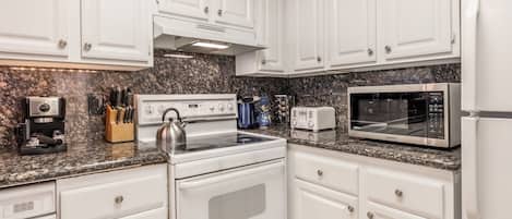 Refrigerador, microondas, horno y parrilla de estufa