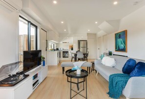 Televisión, chimenea, videojuegos y estéreo 