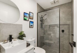 Dusche, Haartrockner, Handtücher, Seife