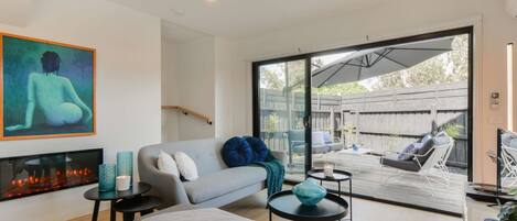 Fernseher, Kamin, Videospiele, Stereoanlage