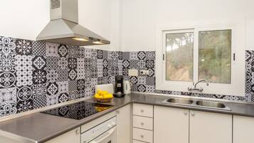 Geladeira, micro-ondas, fogão, torradeira