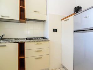 Frigorífico, microondas, trona infantil y utensilios de cocina