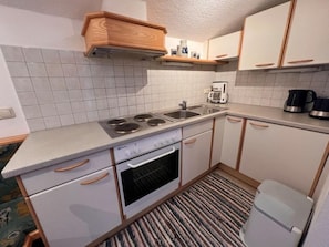 Kühlschrank, Ofen, Kochgeschirr/Geschirr/Besteck