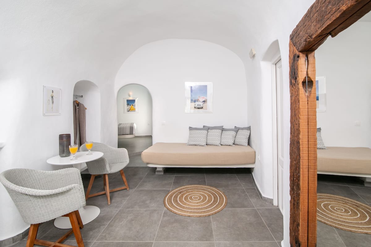 Cave Suite with Caldera & Sea View | Área de sala de estar | Televisión de pantalla plana