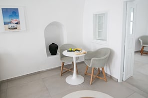 Cave Suite with Caldera & Sea View | Wohnbereich | Flachbildfernseher