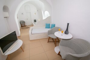 Cave Standard Studio with Caldera View | Värdeförvaringsskåp på rummet, individuell inredning och unika möbler