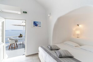 Cave Standard Studio with Caldera View | In-room safe, individually decorated, individually furnished - Vogue Suites (Santorini)