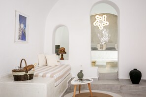 Cave Suite with Sunset View | Wohnbereich | Flachbildfernseher