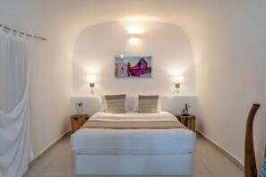 Cave Suite with Sunset View | Coffres-forts dans les chambres, décoration personnalisée