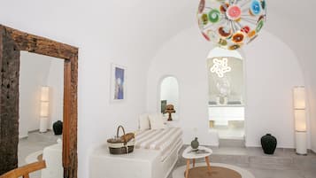 Cave Suite with Sunset View | Una cassaforte in camera, con stile personalizzato