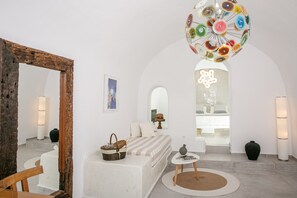 Cave Suite with Sunset View | Zimmersafe, individuell dekoriert, individuell eingerichtet