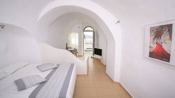 Cave Standard Studio with Caldera View | Zimmersafe, individuell dekoriert, individuell eingerichtet
