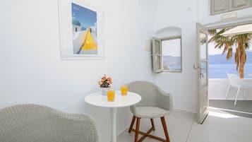 Cave Standard Studio with Caldera View | Coin séjour | Télévision à écran plat