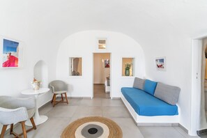 Cave Suite with Sunset View | Värdeförvaringsskåp på rummet, individuell inredning och unika möbler