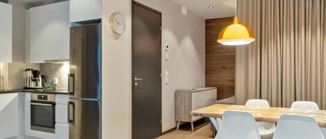 Een koelkast, een microgolfoven, een vaatwasser