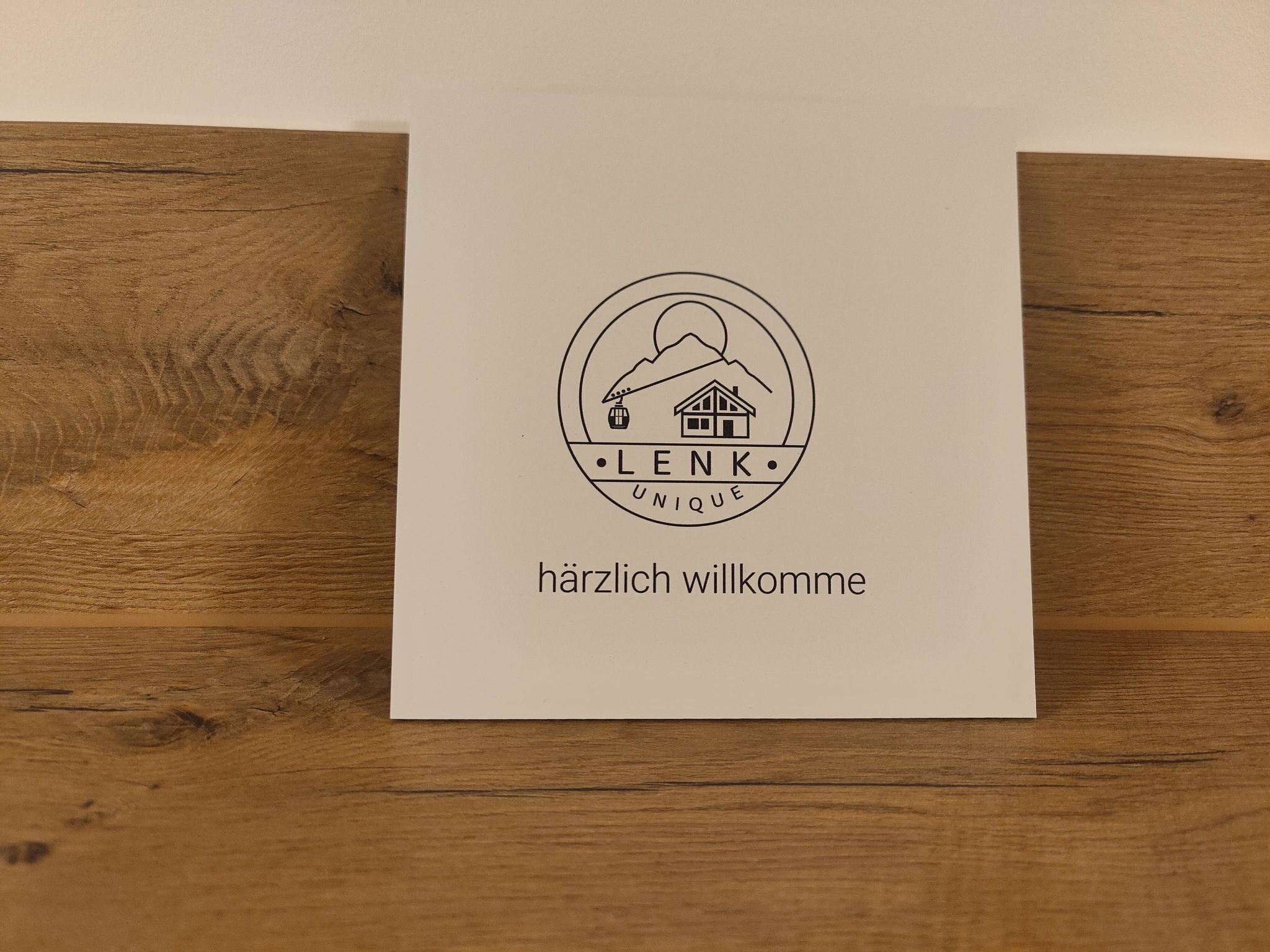 Une carte de bienvenue avec un logo et un texte.