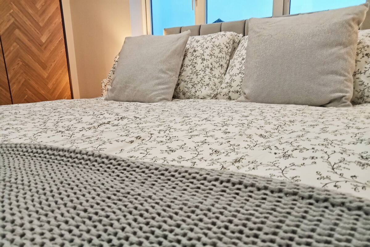 Escritorio, espacio para trabajar con laptop y wifi gratis